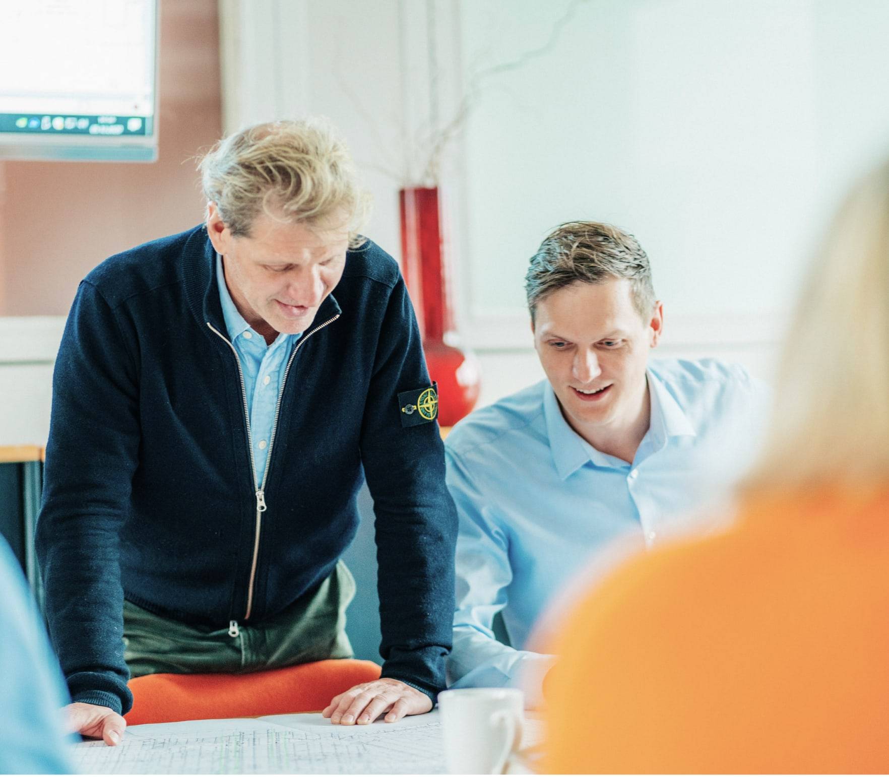 Detailarbeit an technischen Plänen